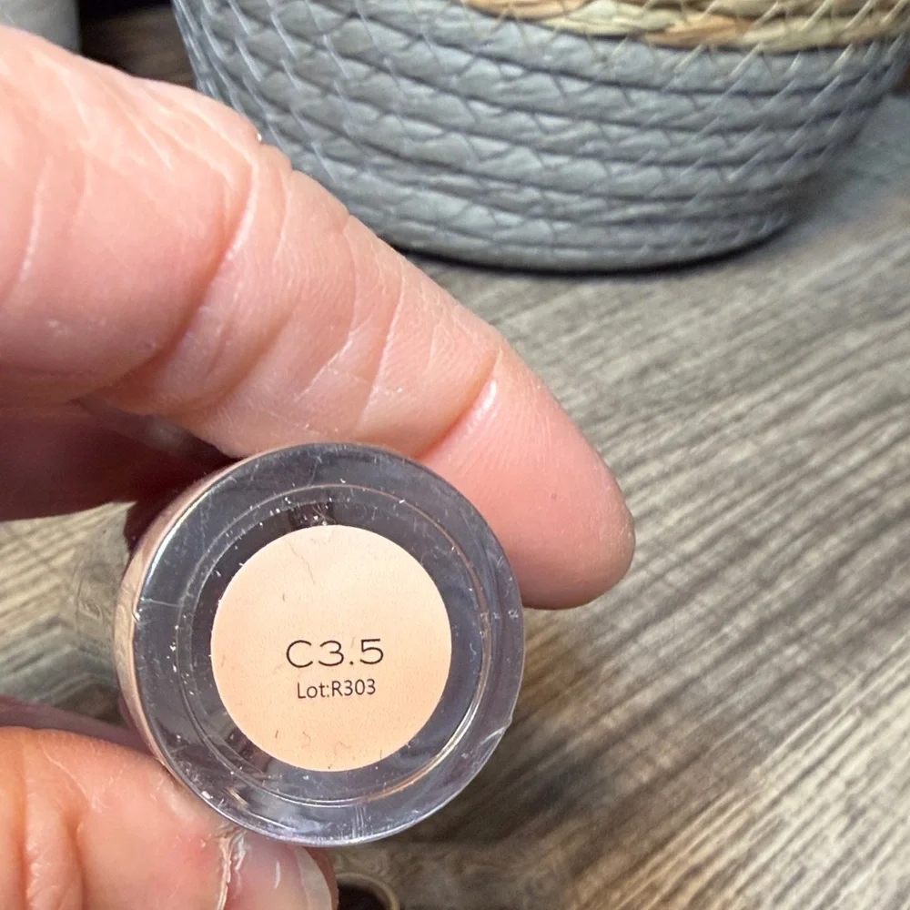 🌹5 for $25🌹 Revolution Infinite Conceal & Define C3.5 Concealer